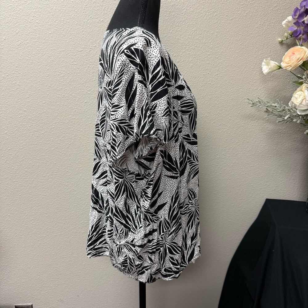 Como Blu 1X Black White Tropical Leaf Print Blouse V Neck Casual Summer Top - Picture 5 of 9